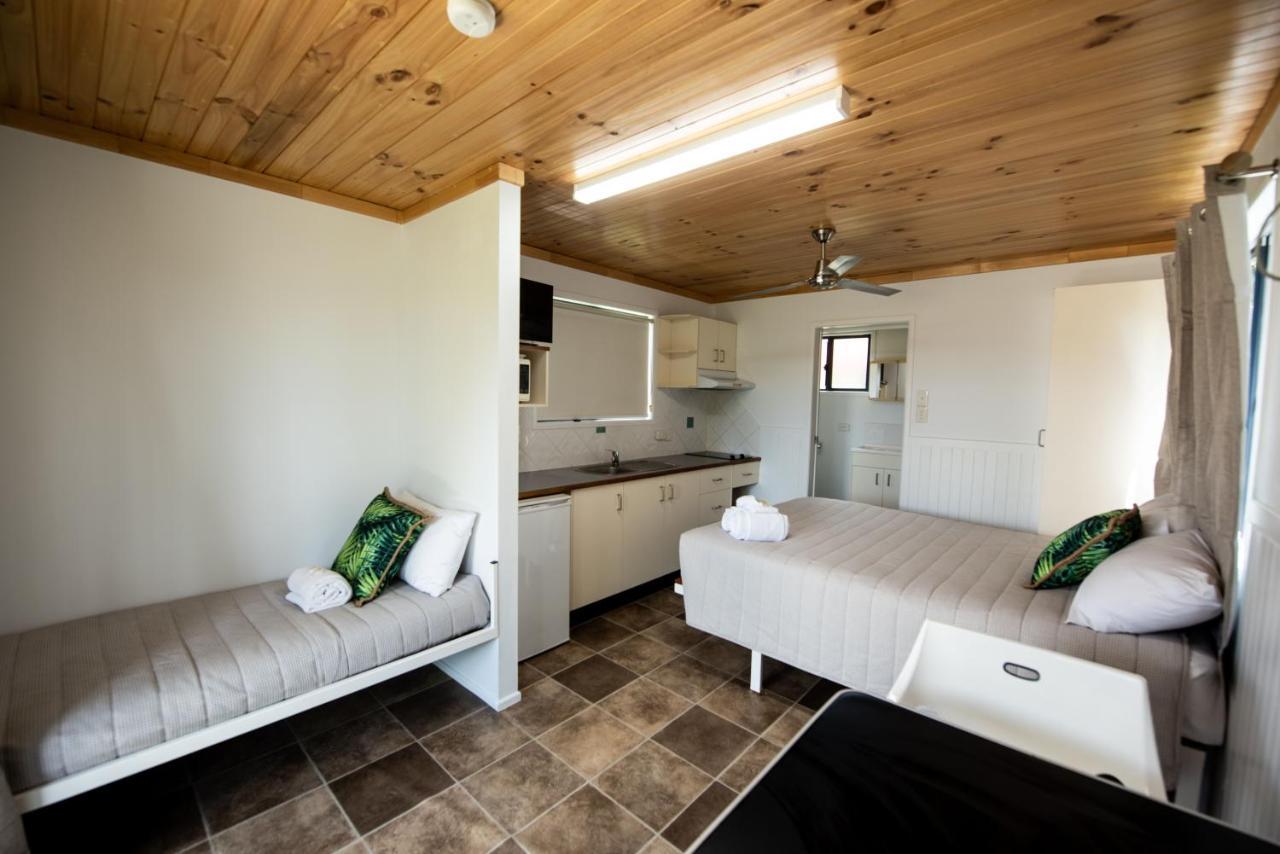 Sarina Palms Caravan And Cabins Village Zewnętrze zdjęcie
